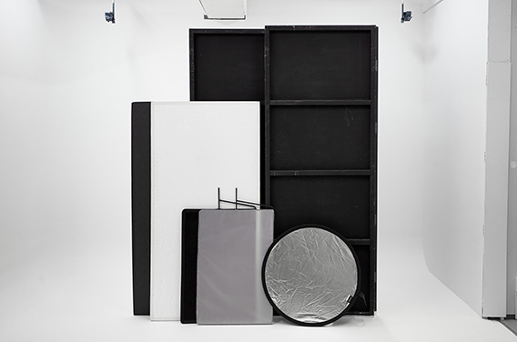 白黒カポック 3×6判 ( × 4 )
白黒Lパネル 3×8判 ( × 2 )
レフ(銀・白) ( × 1 )
フラッグ(ディフューザ) ( × 1 )/nフラッグ(黒) ( × 1 )